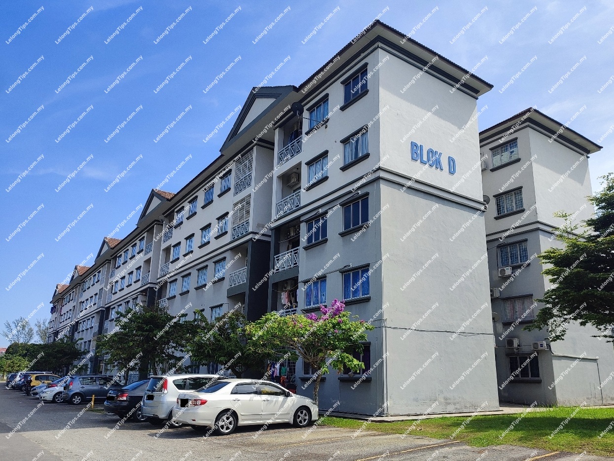 3 Bedroom Apartment Sri Alpinia (Pangsapuri Sri Alpinia) [5 min to Taman Perindustrian Puchong LRT Station; 6 min to Puteri Mart; 8 min to IOI Mall Puchong]