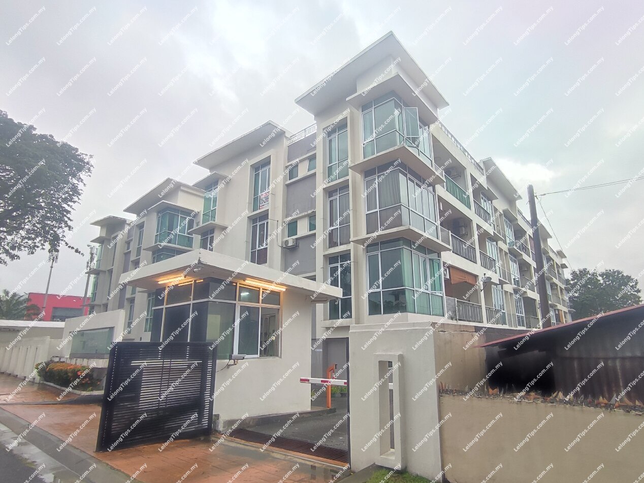 Town House [5 min to Centrepoint Bandar Utama; 8 min to 1 Utama Shopping Centre; 10 min to Kelana Jaya LRT Station]