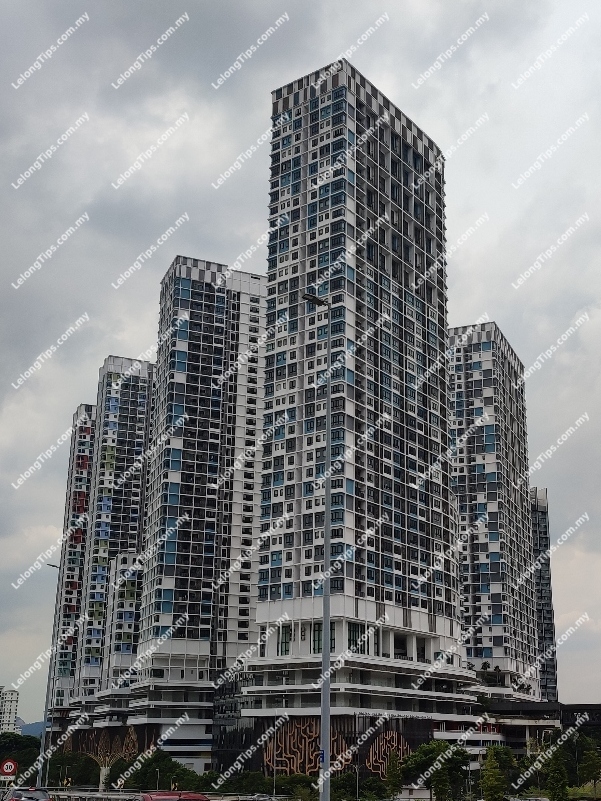 Freehold SOHO [8 min to AEON Mall Bukit Raja; 10 mi walk to Central i-City]