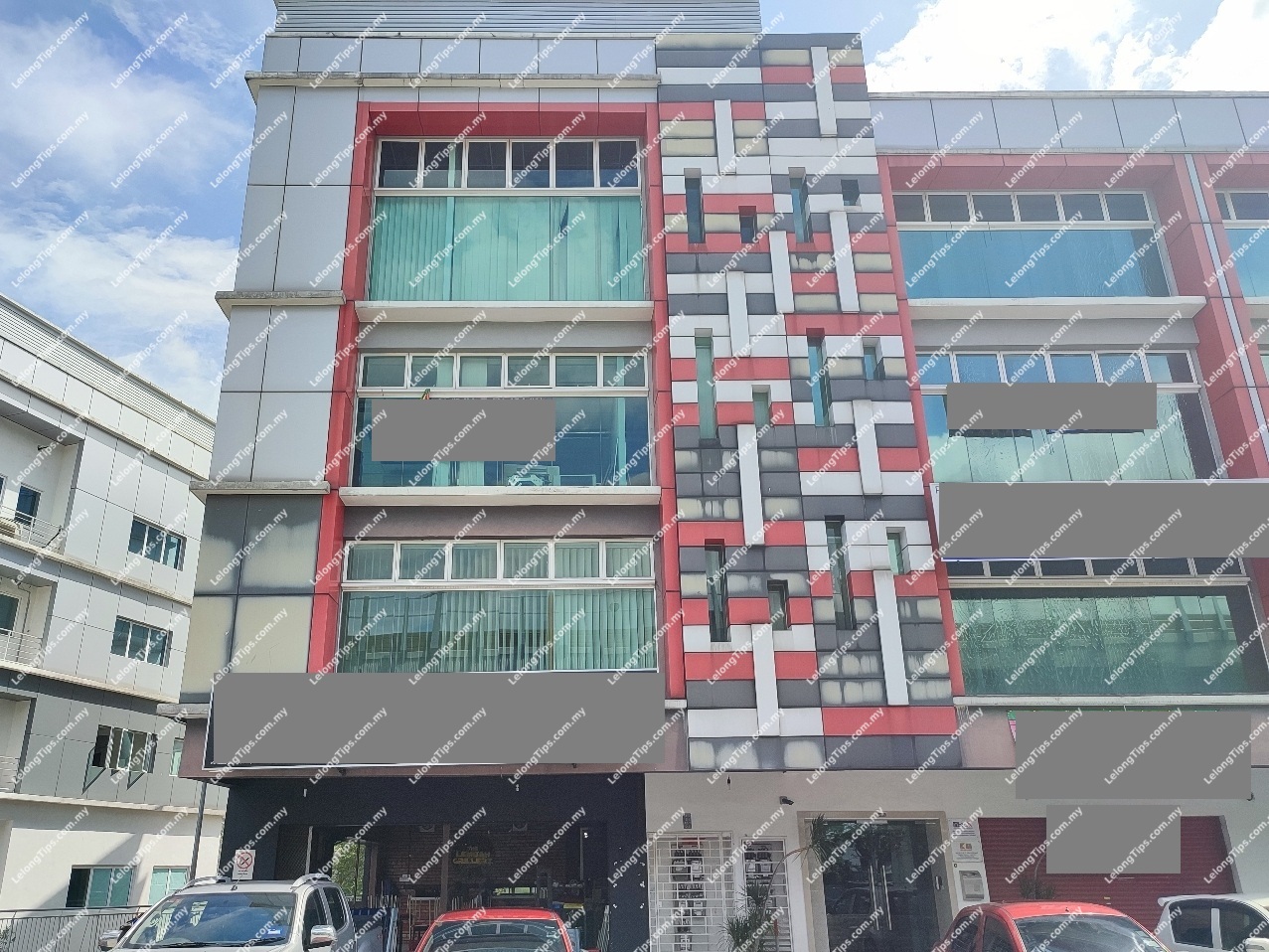 [-40%] 4 Storey Terrace Shop Office with basement, own lift and extra land at the side, End Lot [Strategically located in Serdang Jaya; Facing main road - Jalan Raya Satu]