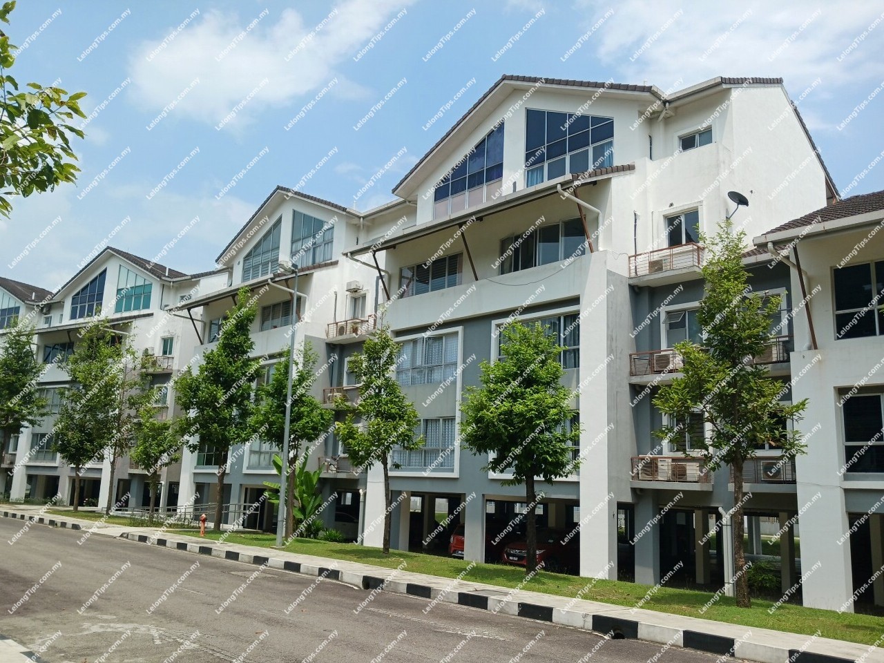 Freehold Town House (Duplex Unit) [5 min to AEON BiG Bukit Rimau]