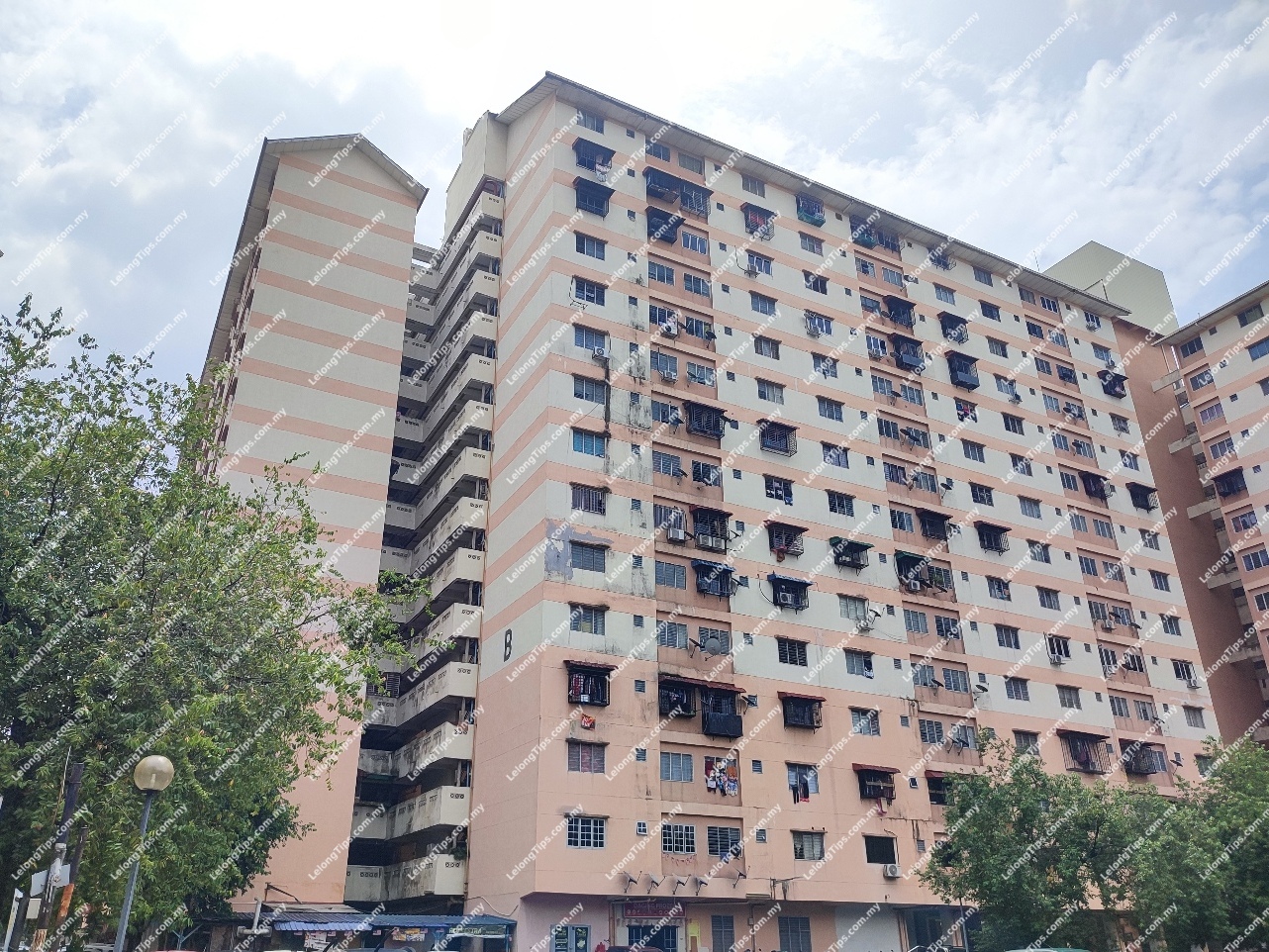 Freehold Damansara Suria Apartment [8 min to Kepong Sentral; 10 min to