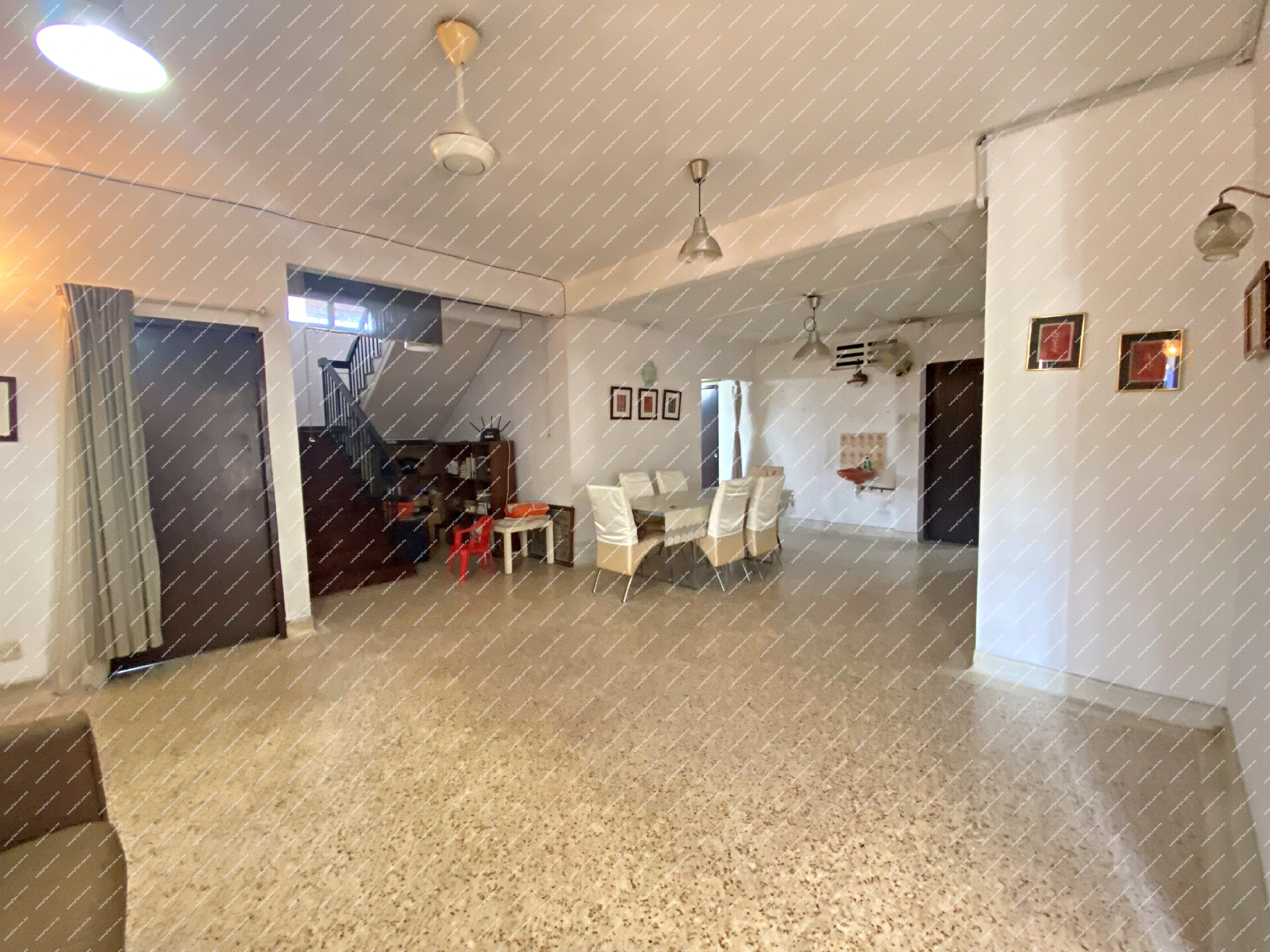 [Located in Central of Klang Valley; 5 min walk to MARA University of Technology Jalan Othman Campus] 2 Storey Semi Detached House [Nearby Mid Valley Megamall, Sunway Pyramid, Sunway Lagoon]