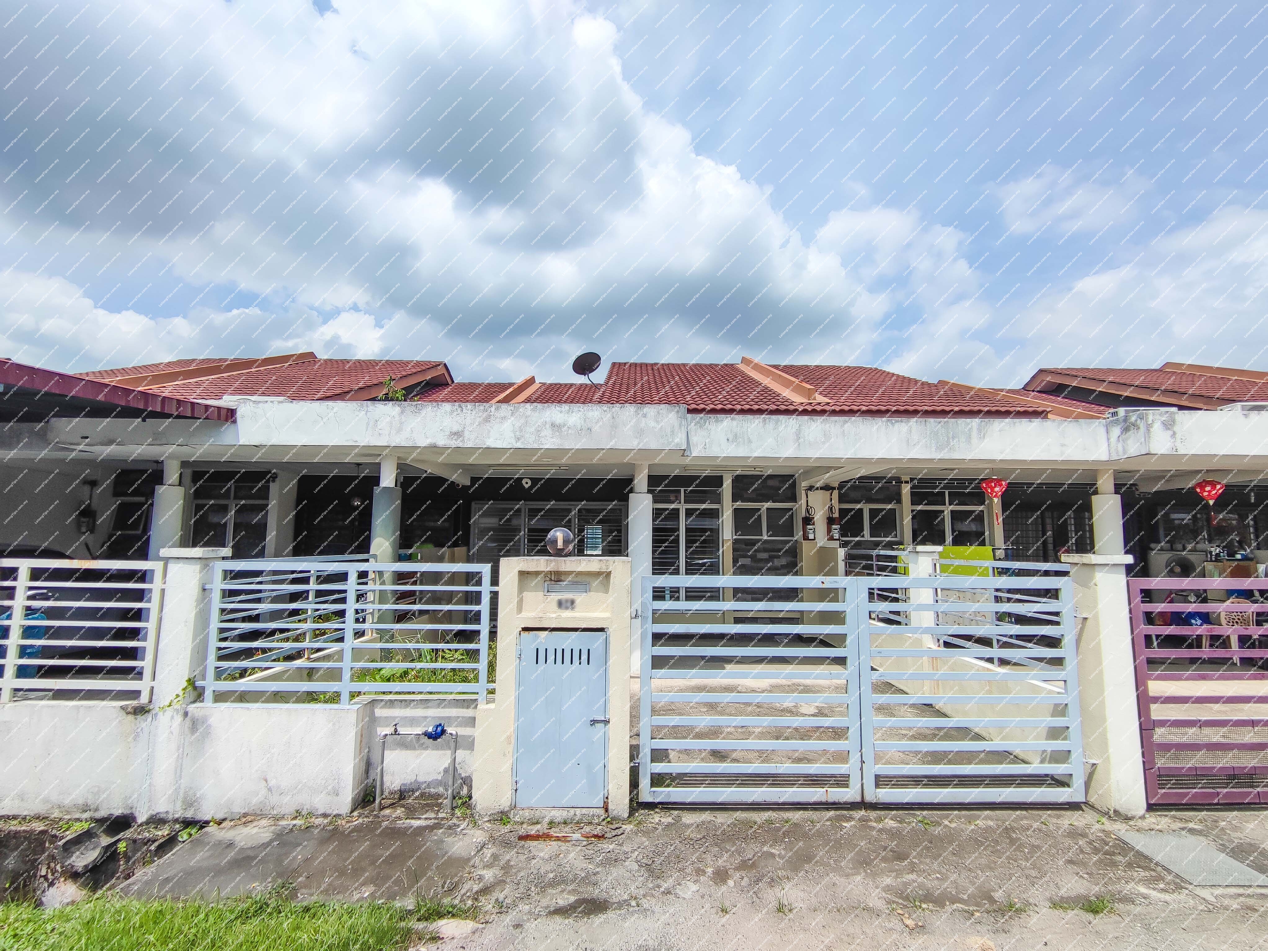 1 Storey Terrace House [10 min to Econsave Bukit Kemuning Greenville]