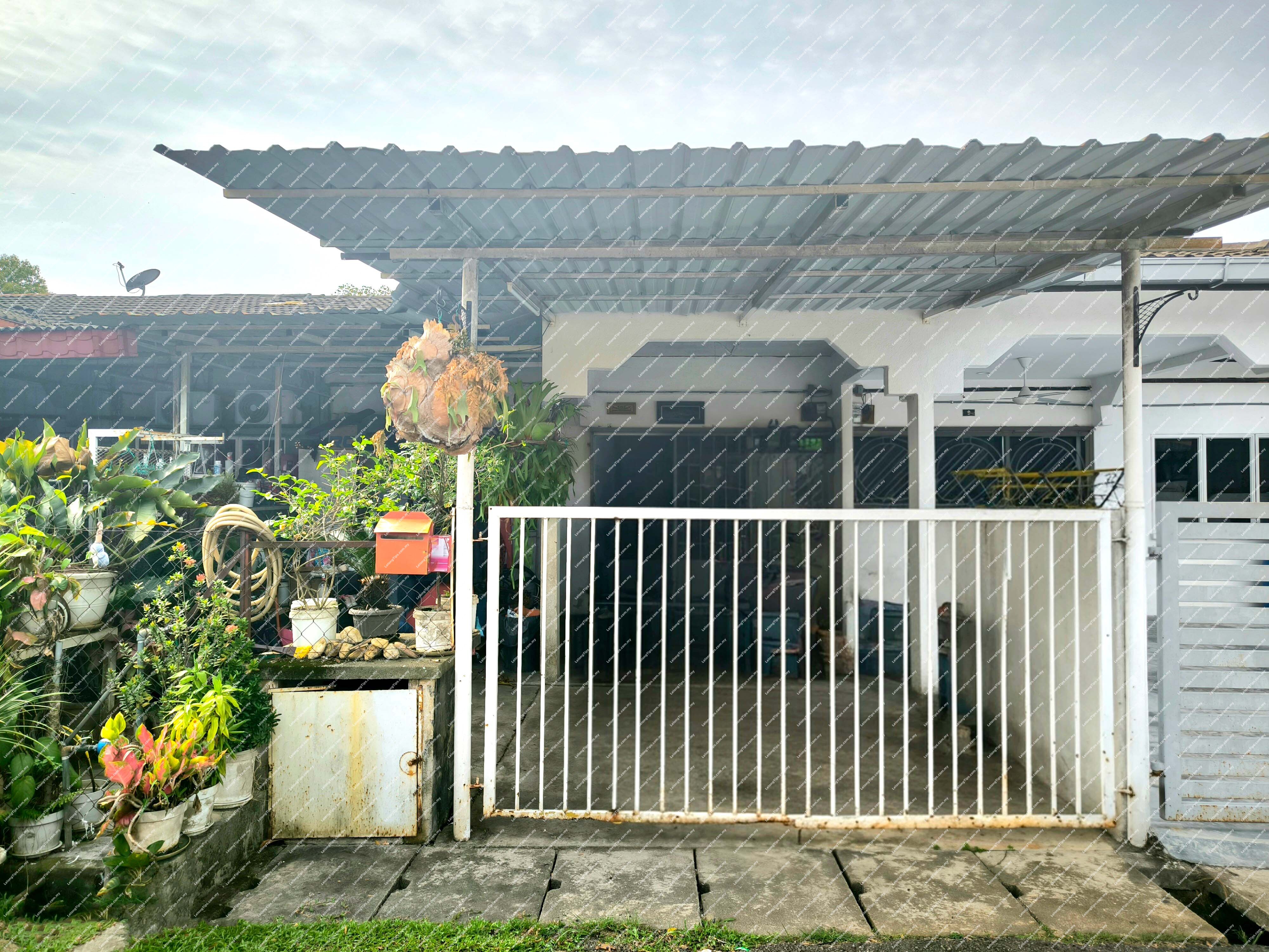 [Surrounded by a variety of shops and daily essentials] 1 Storey Terrace House [5 min to Mydin Klang]