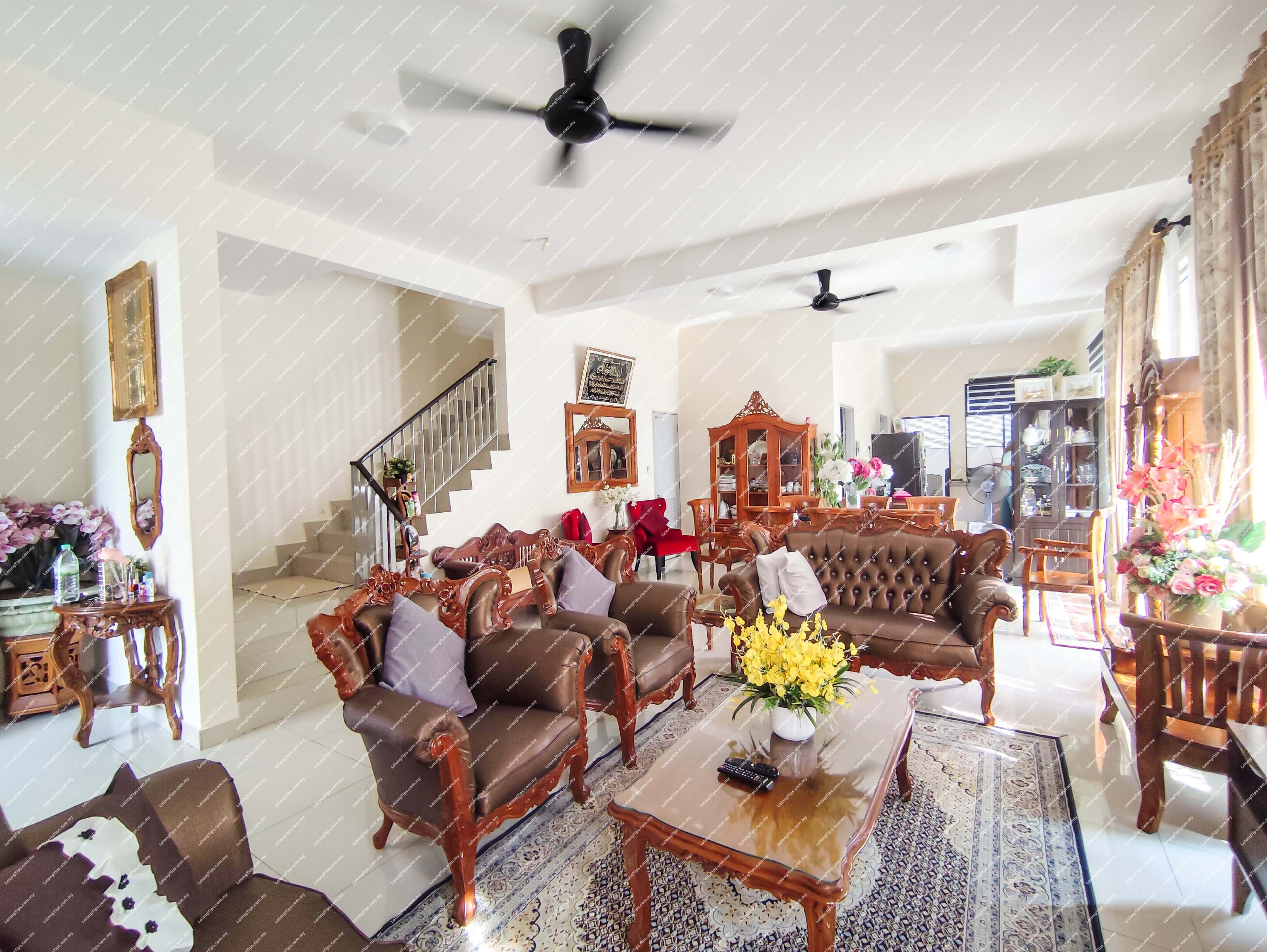 [Consists of 4 balconies; Spacious car porch] 2.5 Storey Link House with Extra Land [Next to Savanna Boulevard Shops; Nearby Bangi Wonderland, Bukit Unggul Country Club]