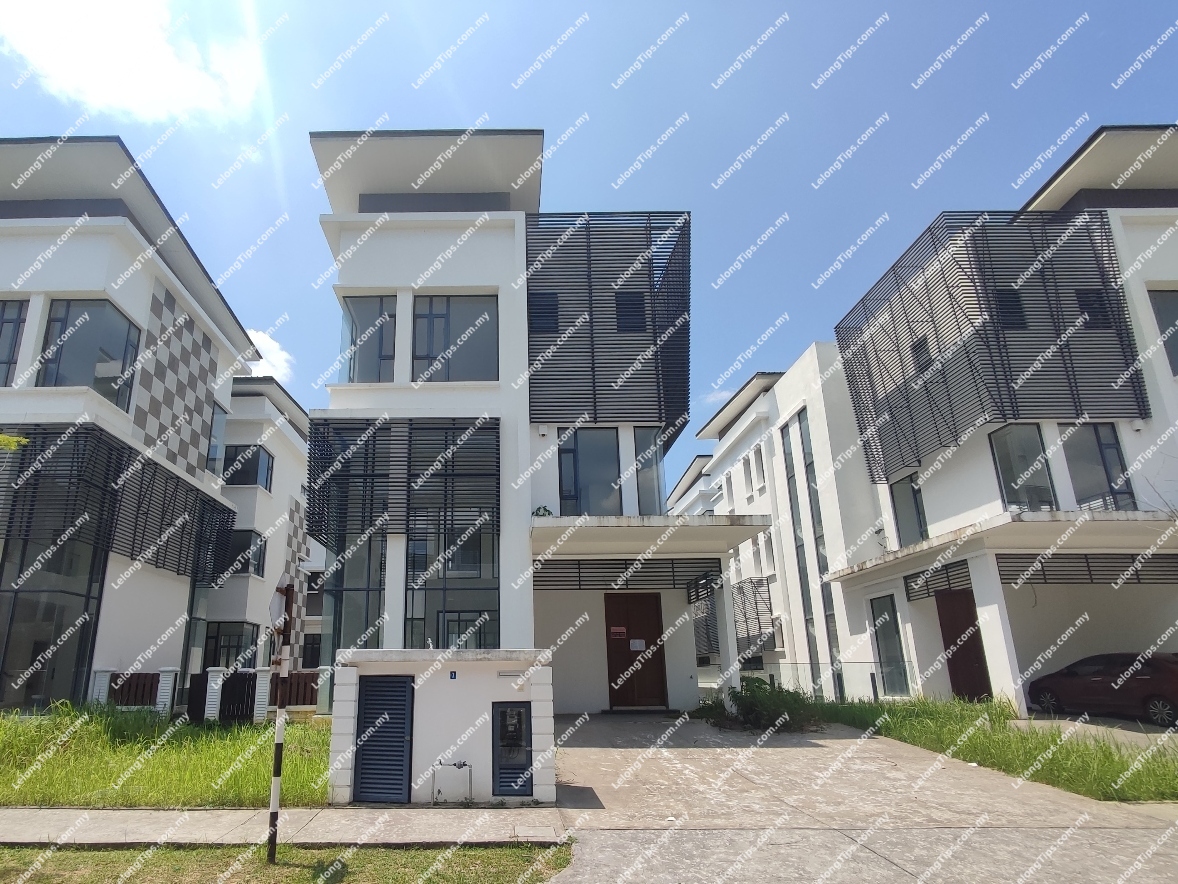 [Tranquil retreat away from the hustle and bustle of city life] 3 Storey Detached House with basement, swimming pool and private lift [7 min to Gamuda Walk Mall; 9 min to Giant Hypermarket Kemuning Utama]