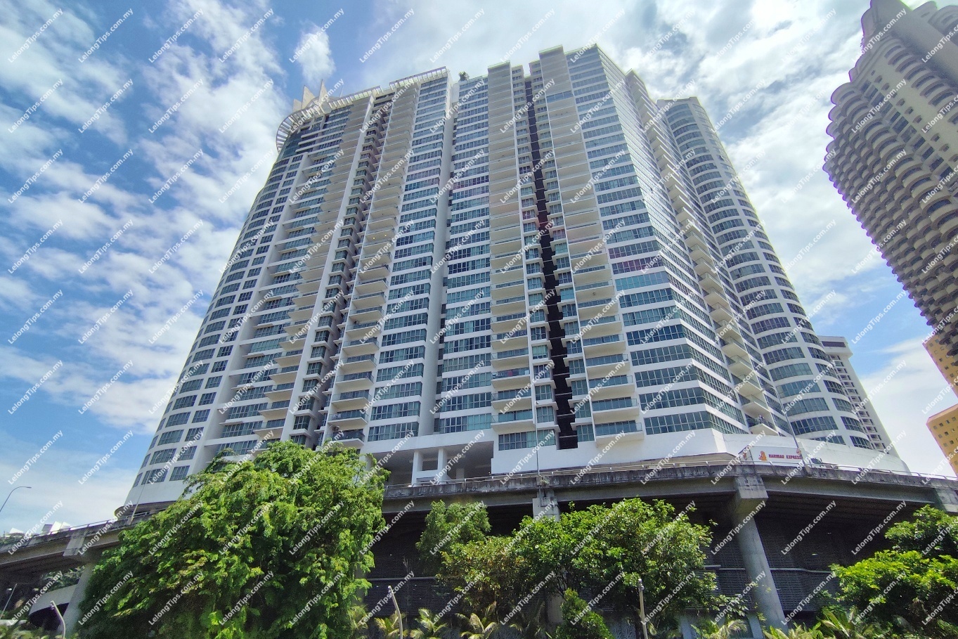 [Walking distance to Putra KTM Station ] Service Apartment [6 min to Sunway Putra Mall & PWTC LRT Station]