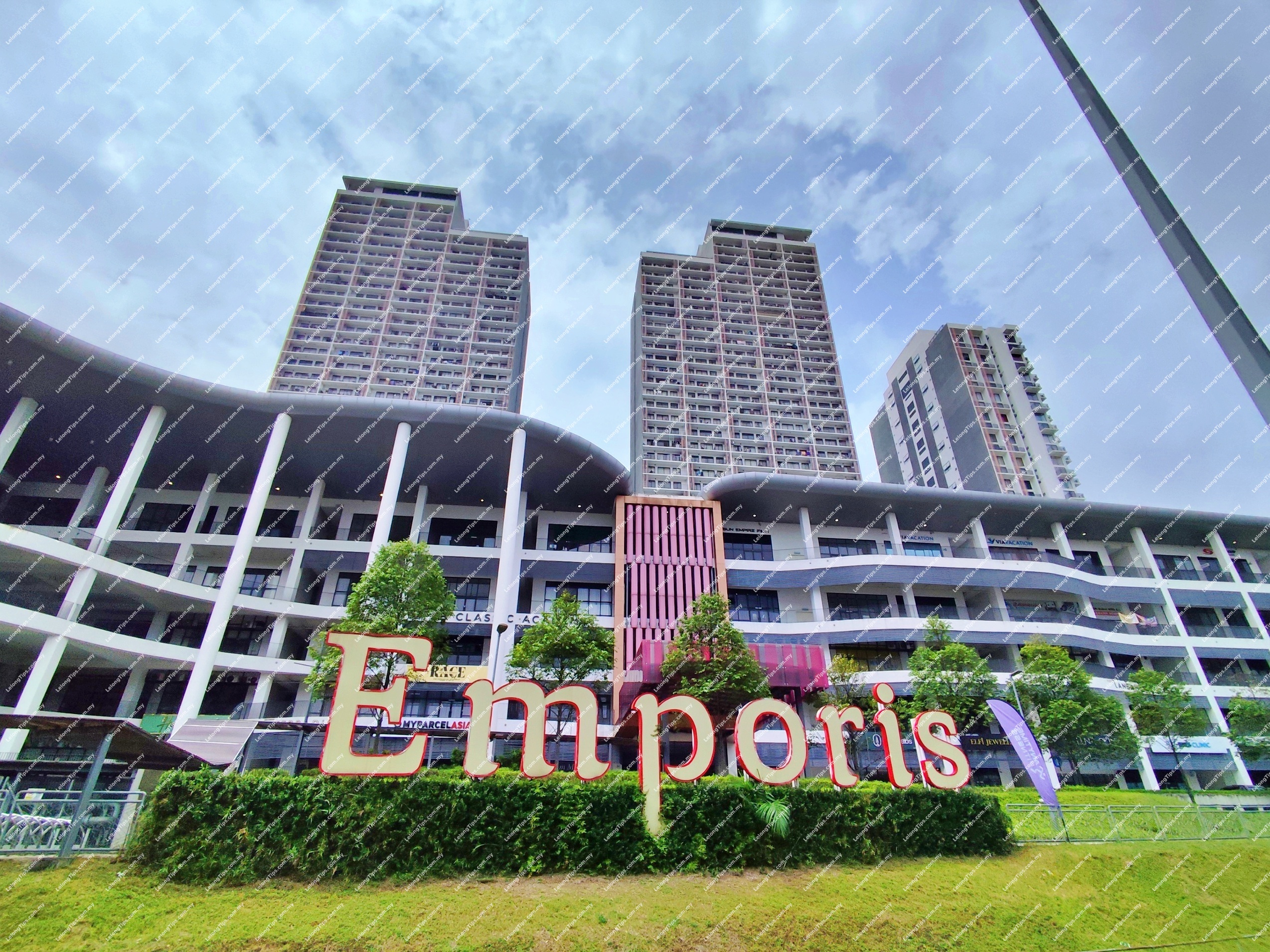 Strategic location in PJ Service Apartment 3 min to  Kota Damansara MRT Station