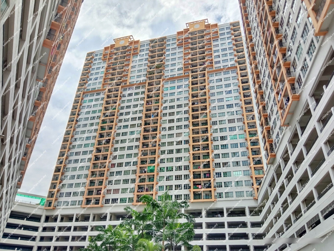 [Conveniently located adjacent to KESAS Highway] Service Apartment [6 min to Muhibbah LRT Station]