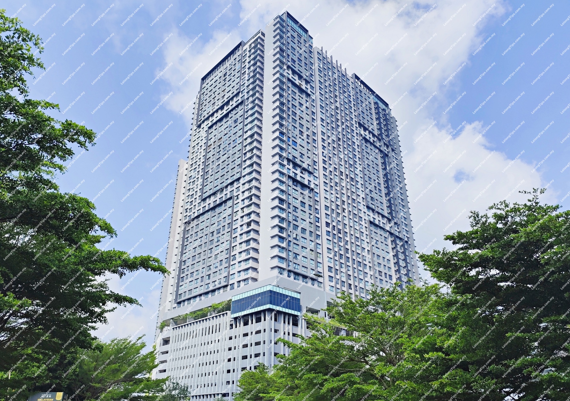 [Surrounded by full lifestyle amenities – retail outlets, eateries, supermarkets and services] Service Apartment [Opposite to Giant Seri Kembangan]