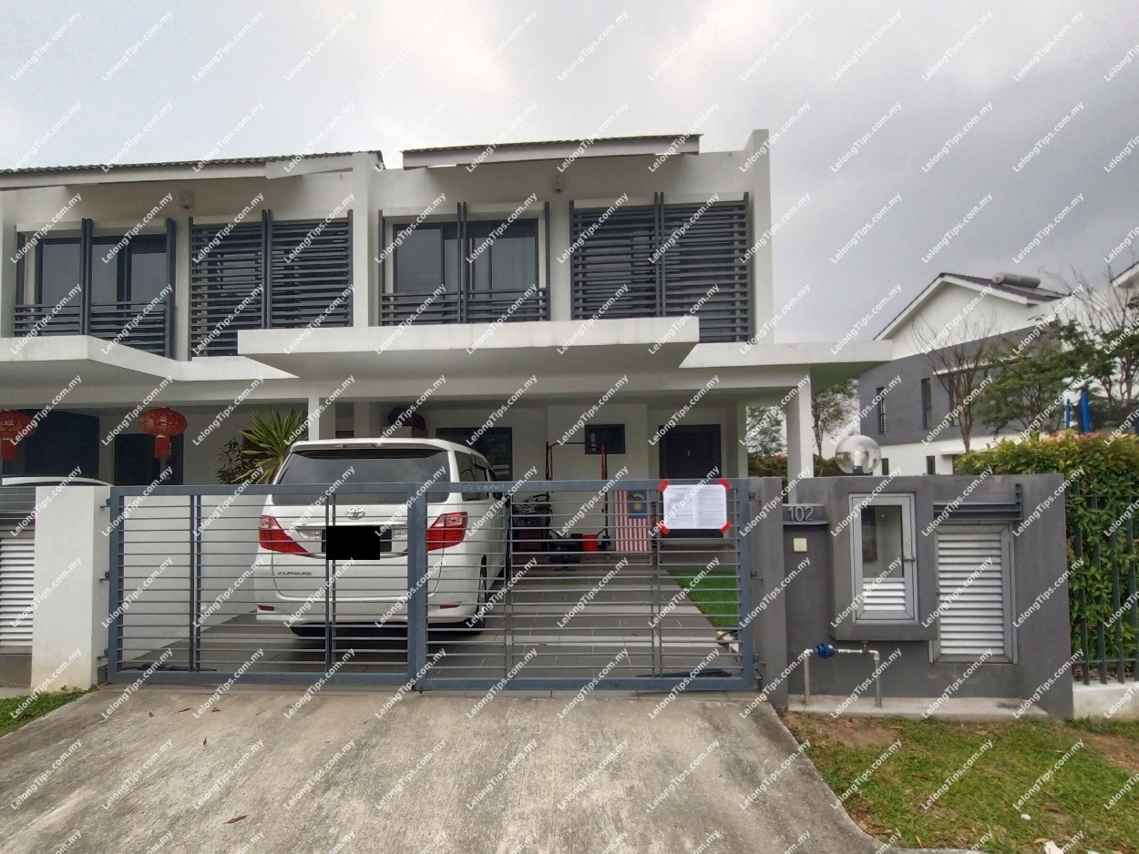 Stratified 2 Storey Terrace House with Extra Land