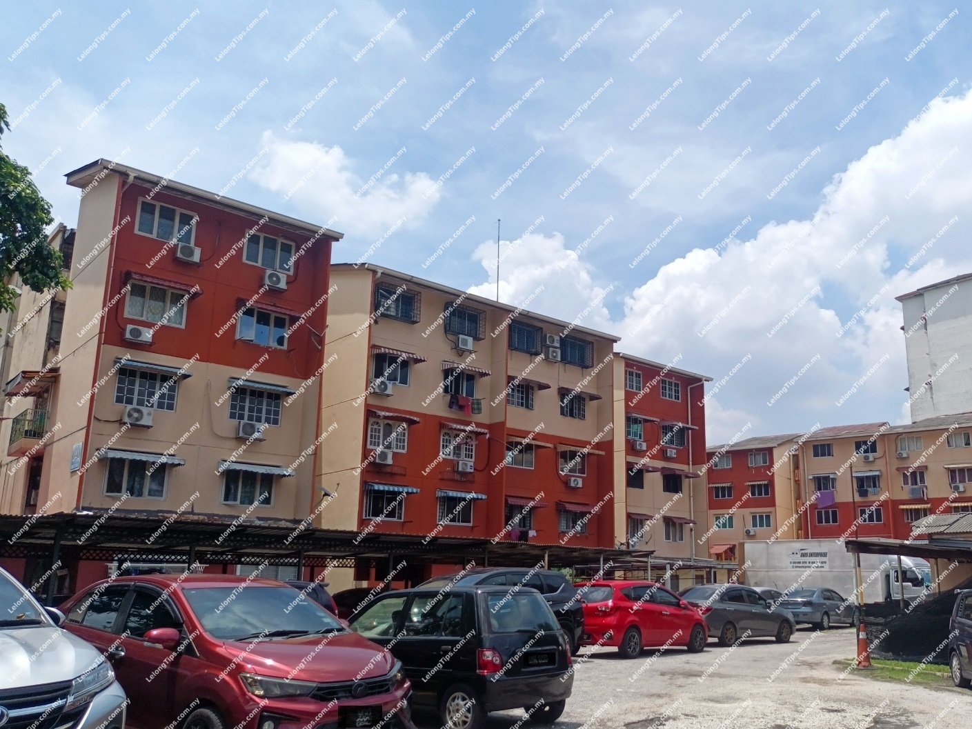 [8 min to Zoo Negara Malaysia & LRT Wangsa Maju Station] Flat [Beside to main road - Jalan 1/56 ]