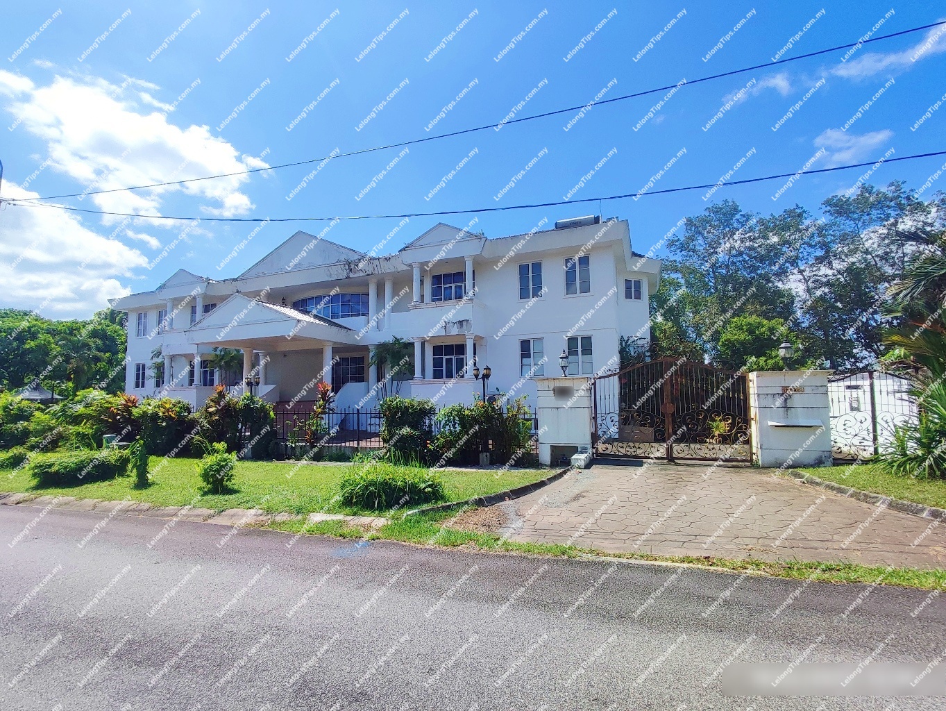 3 Storey Detached House with Swimming pool