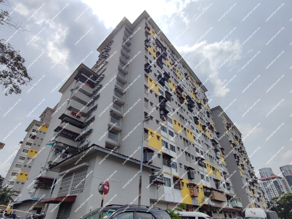 Flat [4 min to KL Gateway Mall; 5 min to Universiti LRT Station; 8 min to Mid Valley Megamall]