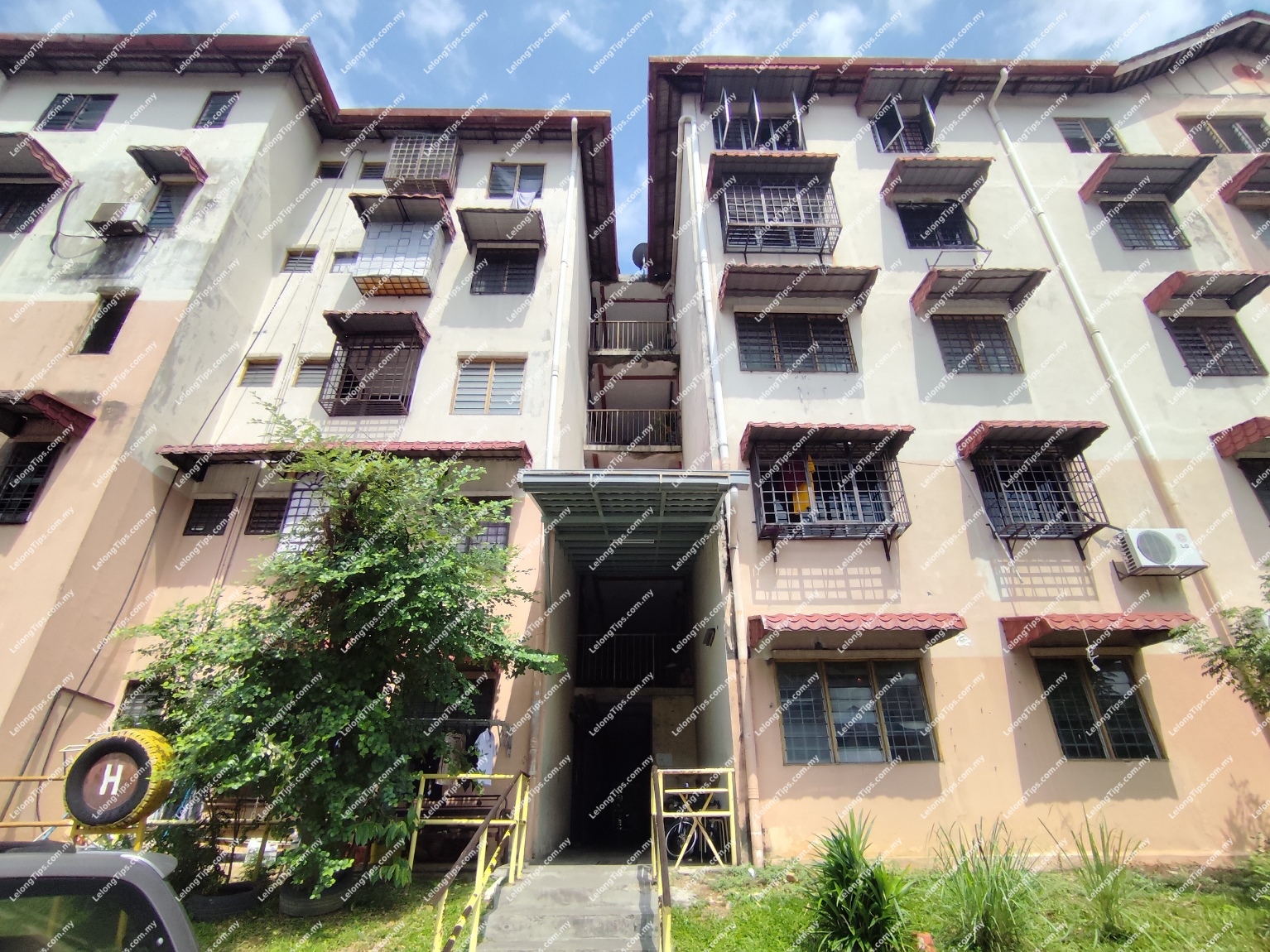 3 Bedroom Apartment, Low Cost [3 min to Seasons Square; 6 min to Sungai Buloh MRT/KTM Station]