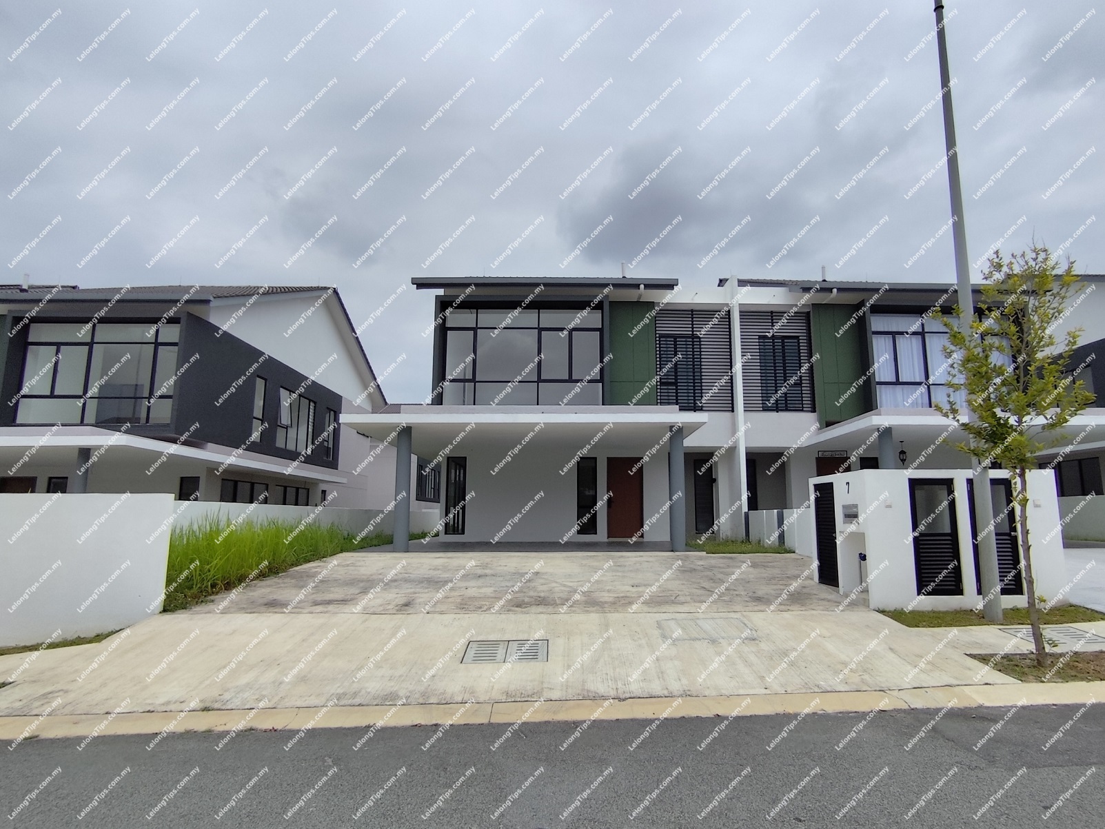 [Gated and Guarded Community] 2 Storey Semi Detached House [Surrounded by a commercial are and daily essential]