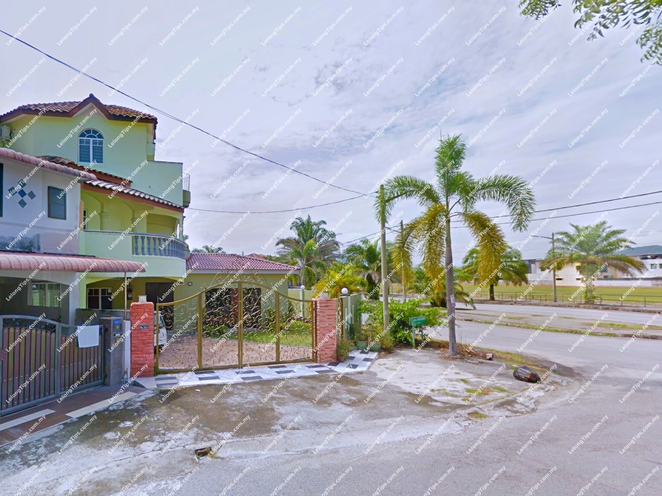 2.5 Storey Terrace House 