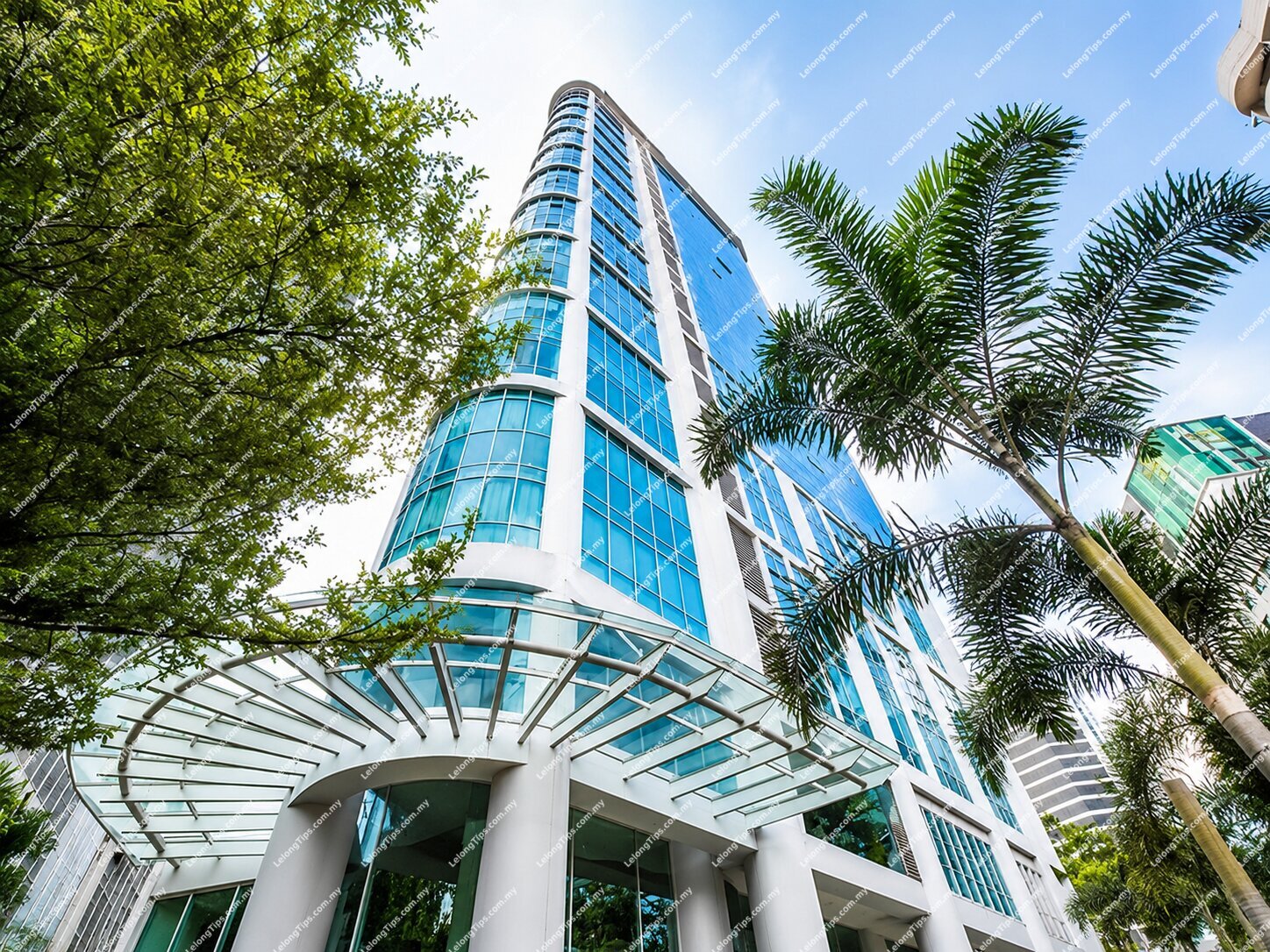 [ROI > 5%; Tourists Hot Spot in Bukit Ceylon] Serviced Suite [Low Density High Security | Just 3 mins walk to Changkat]