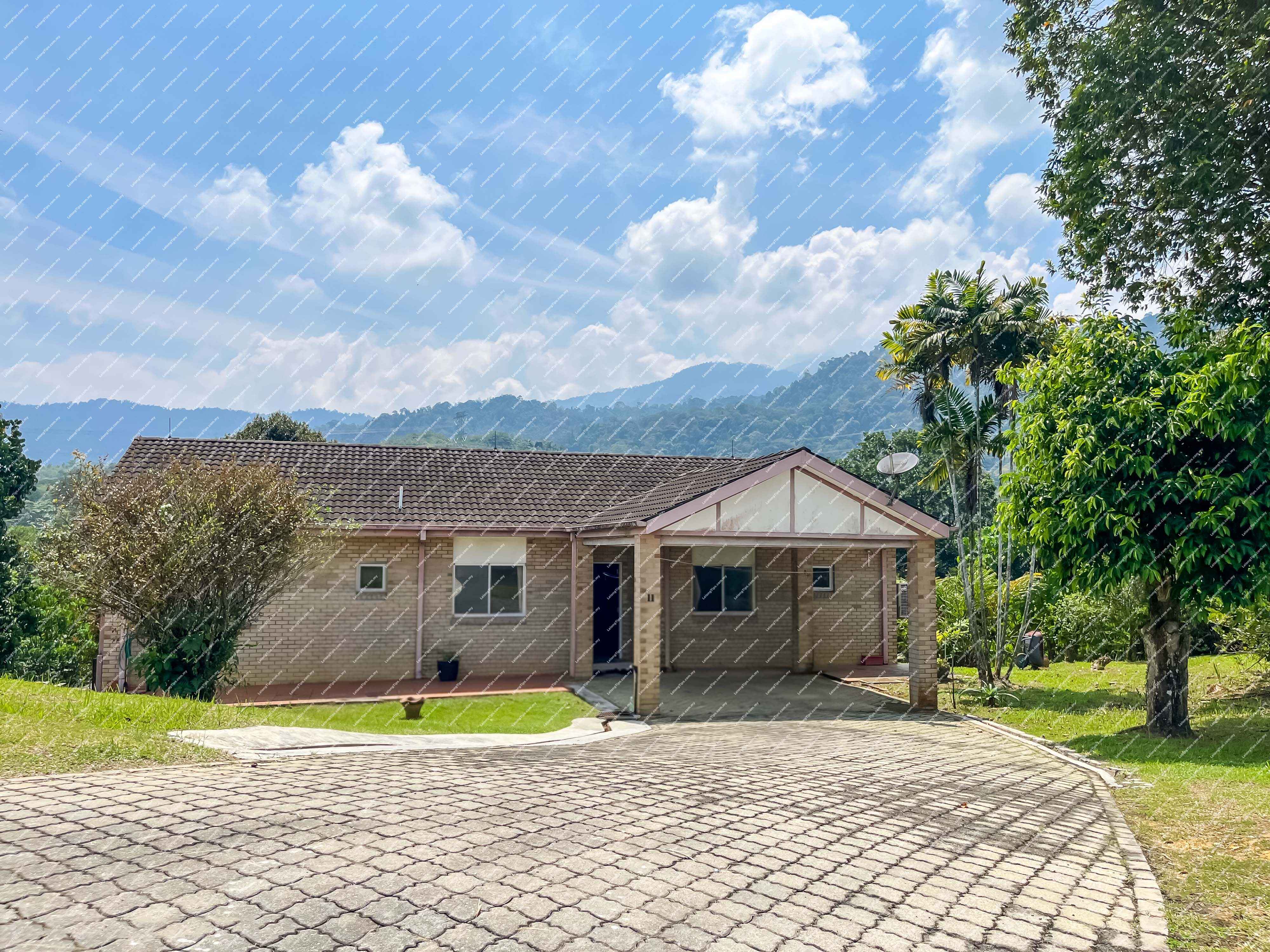[Ideal Retirement Home; Spacious Land] Bungalow [10 minutes to Proton City, 15 minutes to Tanjung Malim Town, UPSI]