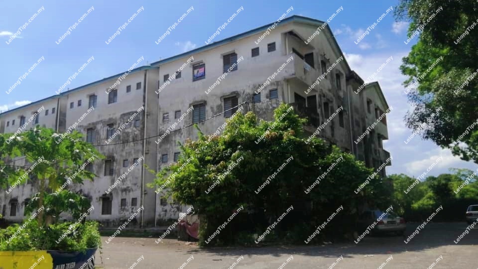 Flat, Low Cost [3 min to Lotus's Kampar; 6 min to Econsave Kampar; 8 min away from Kampar KTM Station]