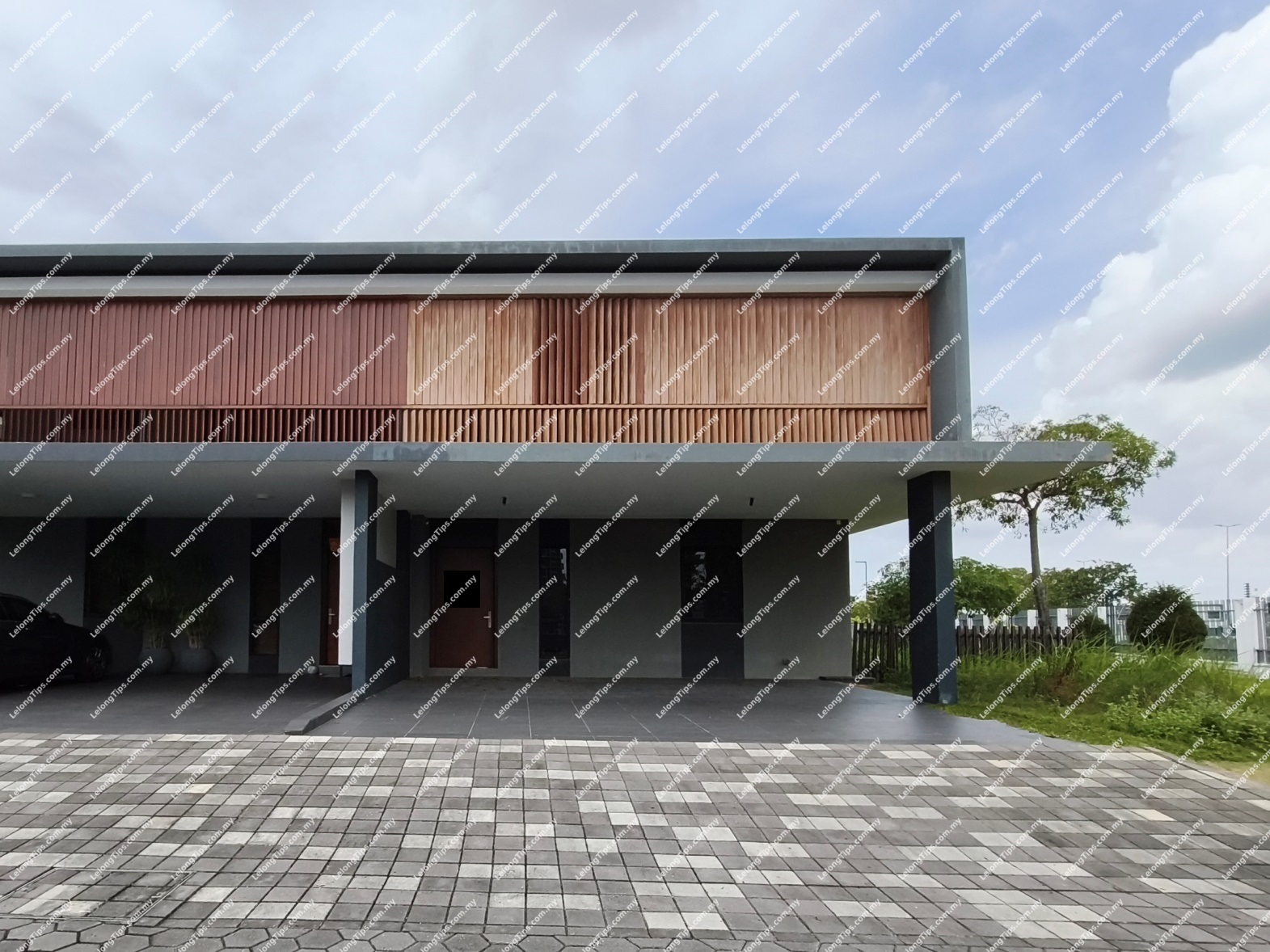 [5 min to Sanctuary Mall] 2 Storey Semi Detached House [7 min to Lotus's Rimbayu]