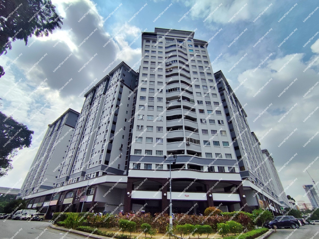 [Opposite commercial area] Apartment [Walking distance to Lembah Subang LRT Station]