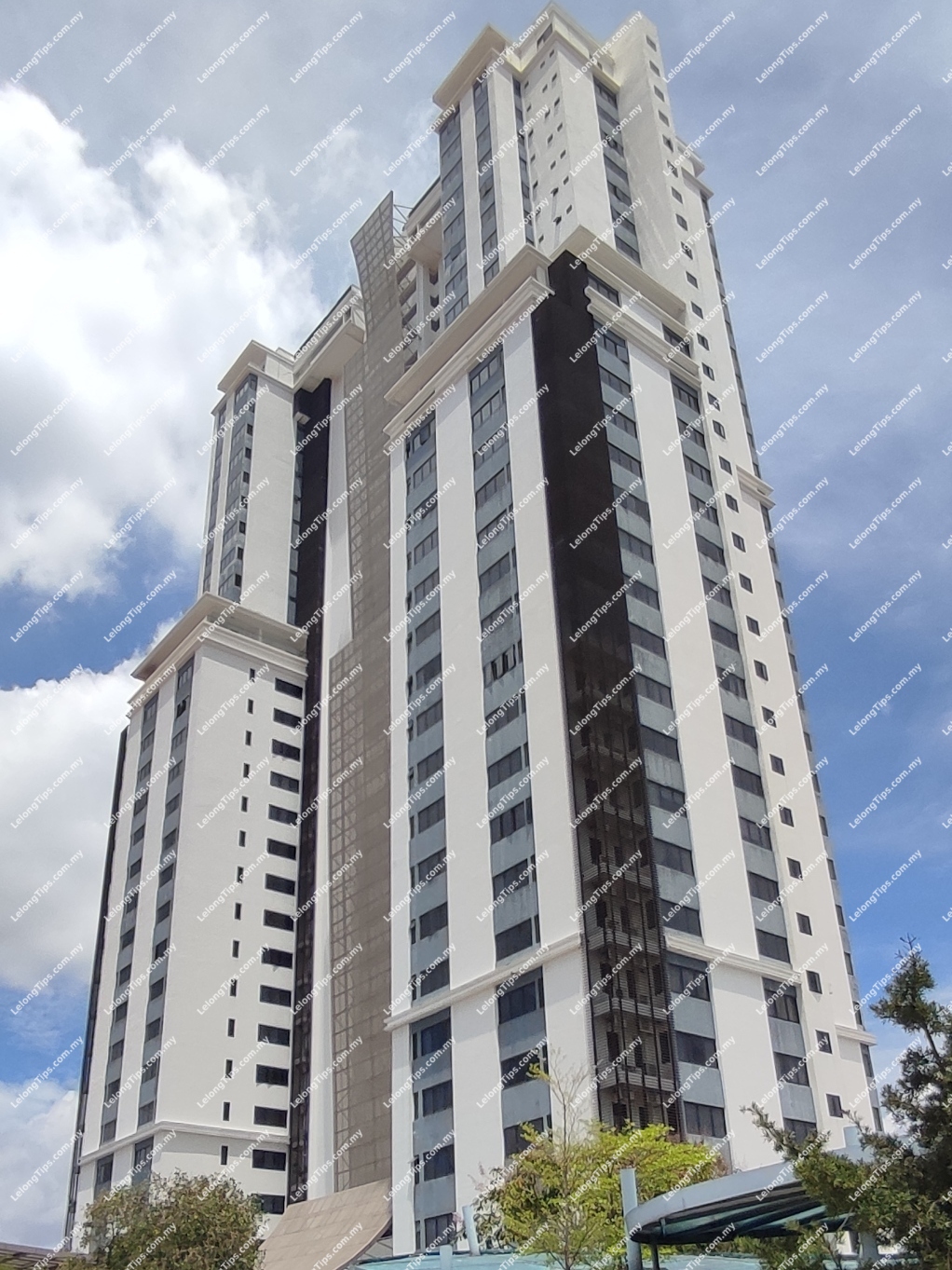 [High floor & Town View; Spacious Unit] Serviced Apartment [Above Encorp Strand Mall; 6 min to Surian MRT Station]