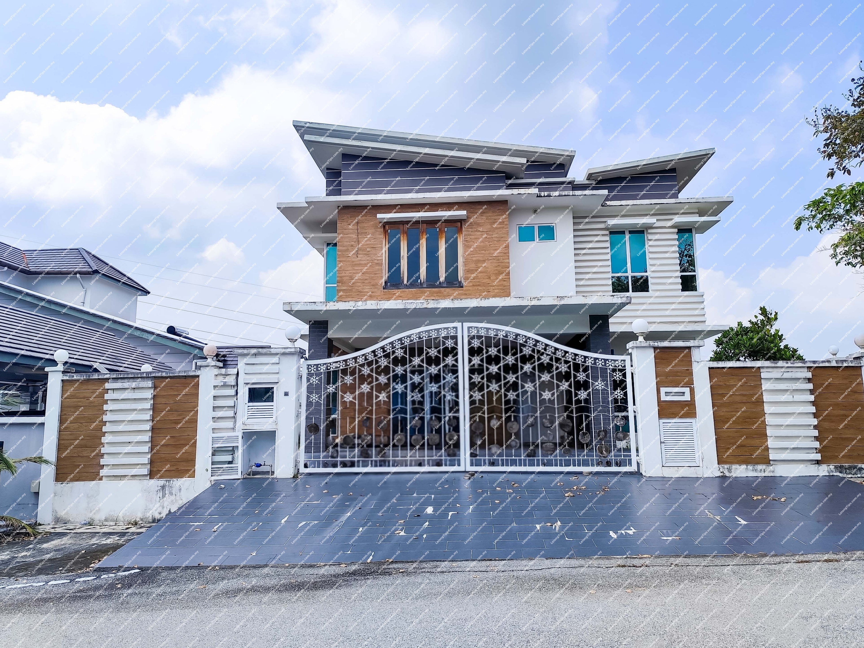 [Vacant unit; Gated & Guarded Community] 2 Storey Bungalow House [Easy access from PLUS & LEKAS Highway]