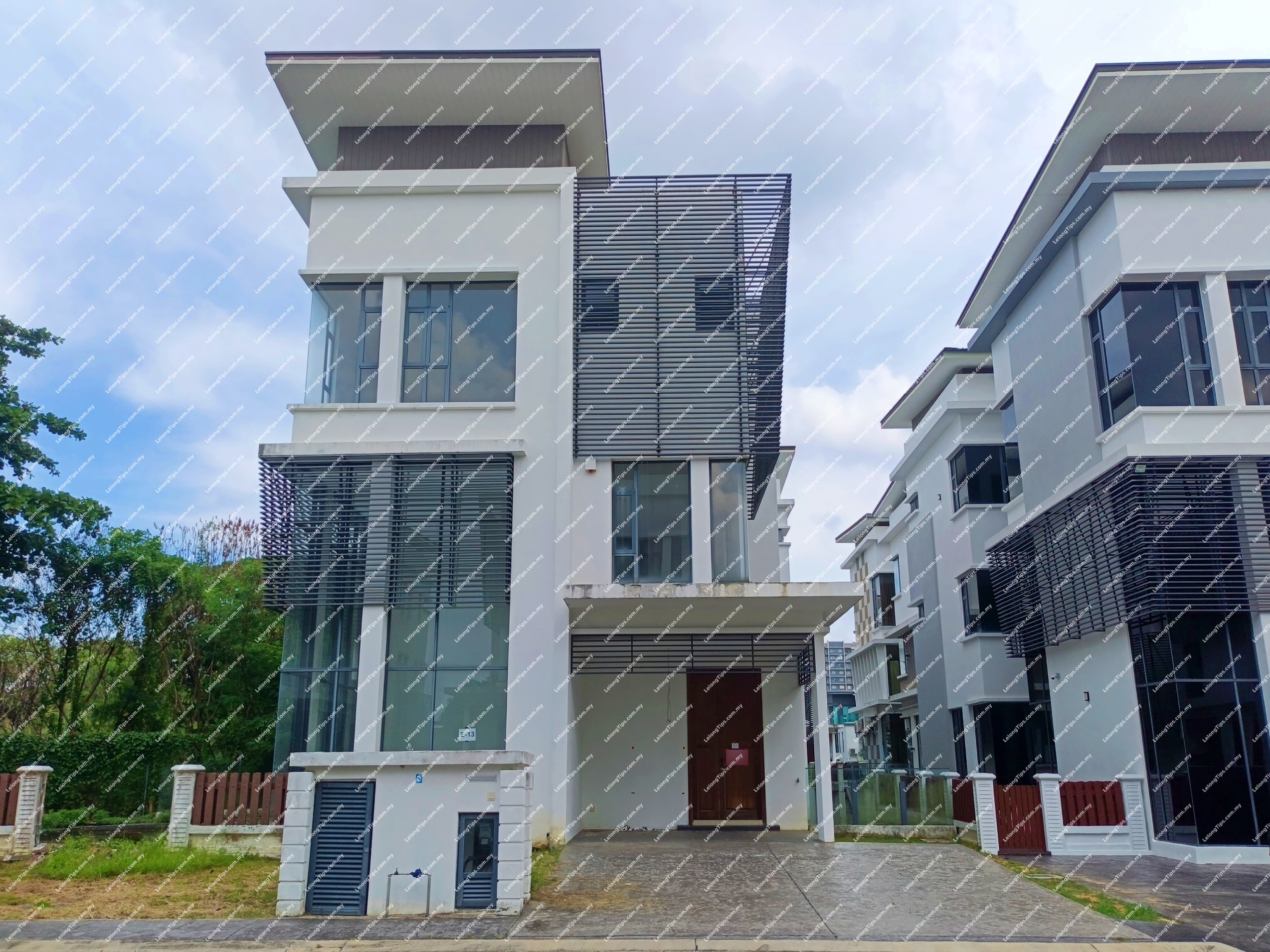 [7 min to Kota Permai Golf & Country Club] 3 Storey Detached House [Close to Columbia Asia Hospital Bukit Rimau]