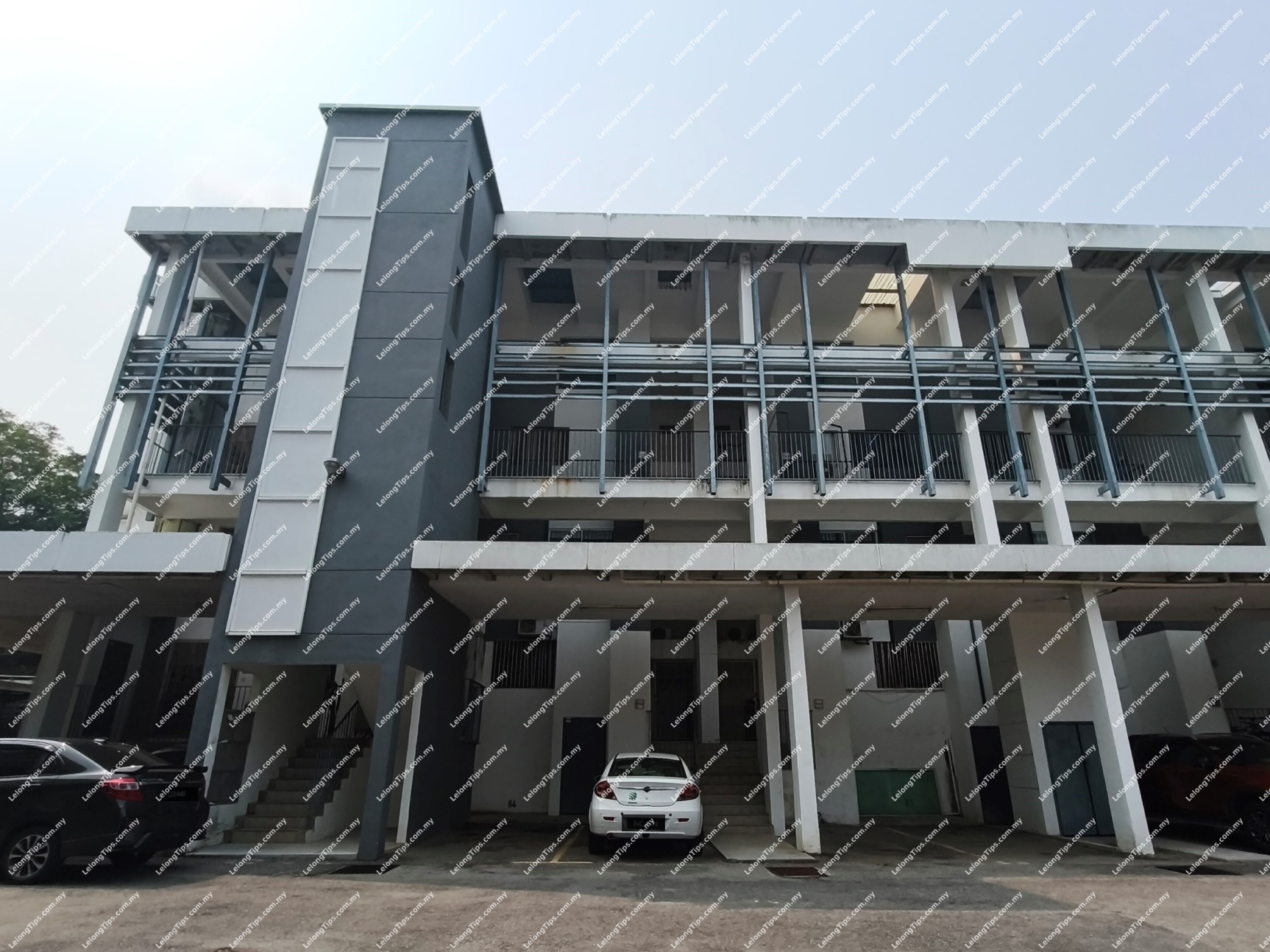 Town House (Upper Unit) [4 min to Multimedia University - MMU Cyberjaya; 5 min to DPULZE Shopping Centre & Malakat Mall]