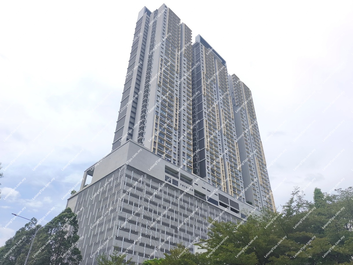[Right Behind Giant Seri Kembangan] Office Lot [Surrounded by commercial areas]