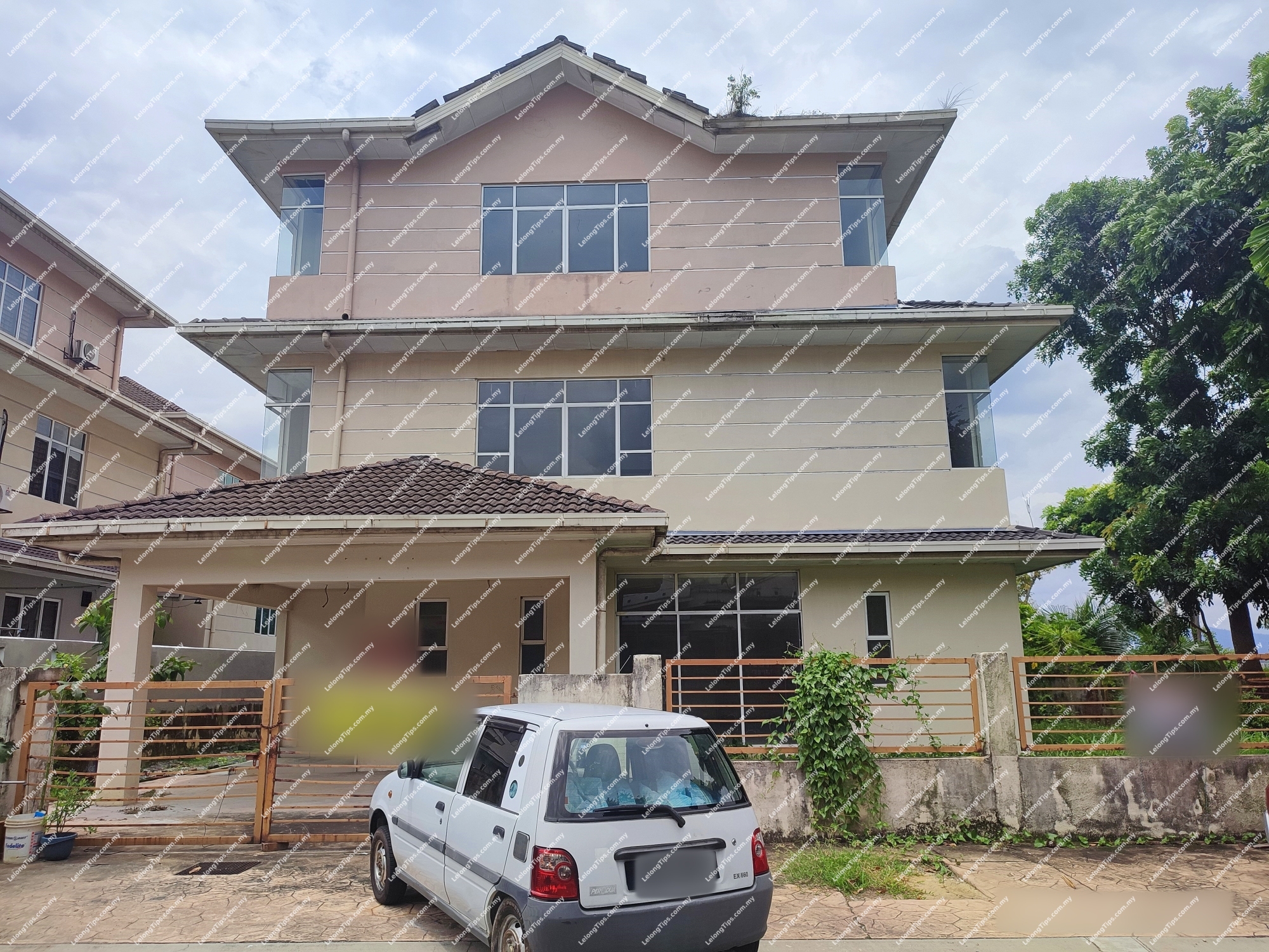 [Vacant Unit] 4 + 1 Room 3 Storey Cluster House, Corner Lot [3 min to Monterez Golf & Country Club; 4 min to Econsave Kampung Baru Subang; 10 min to Bandar Pinggiran Subang]