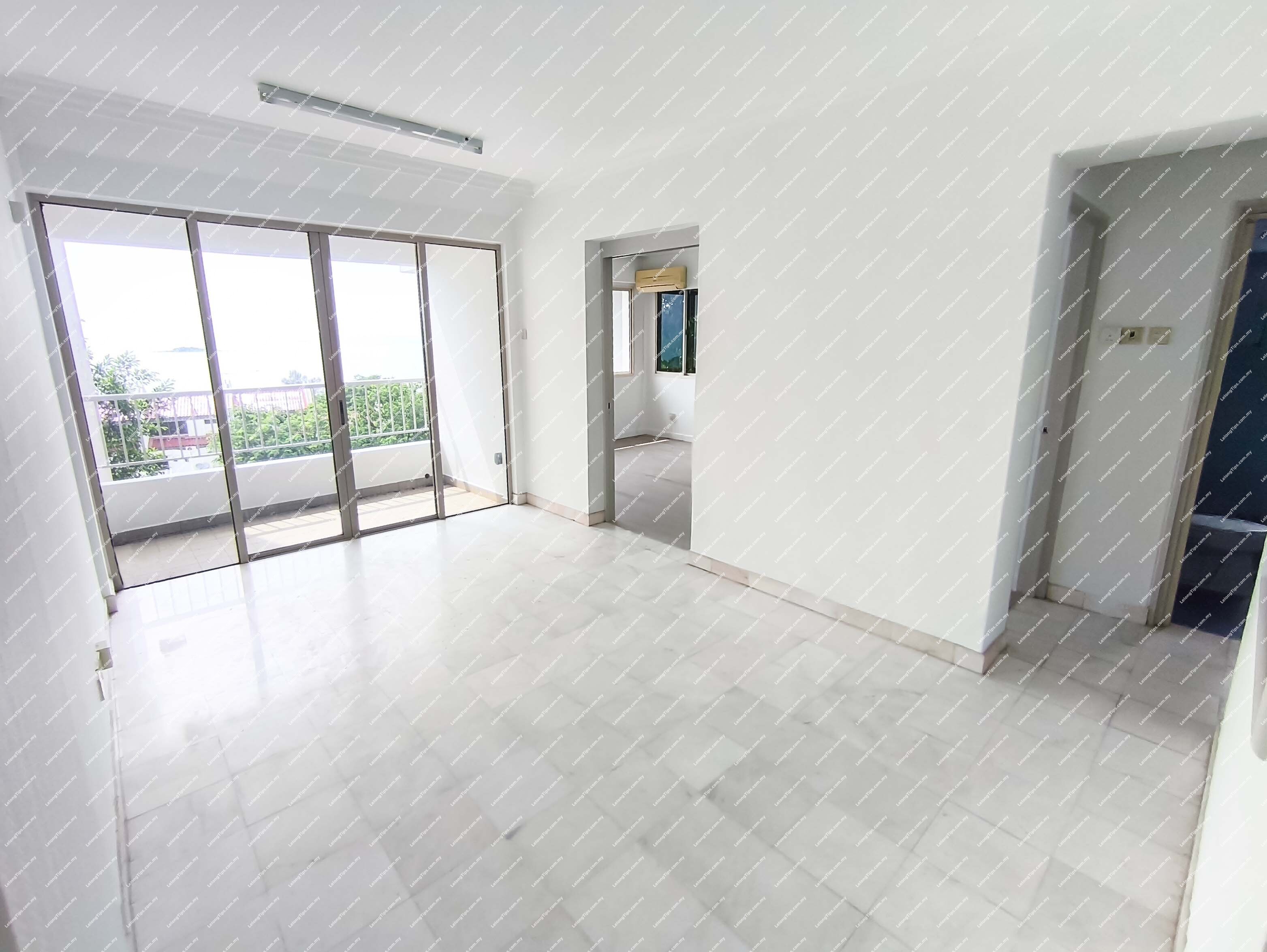 [Vacant and Partially furnished Unit] Condominium [10 min to Straits Quay Retail Marina, 10 min to Batu Ferringhi Beach] image 3