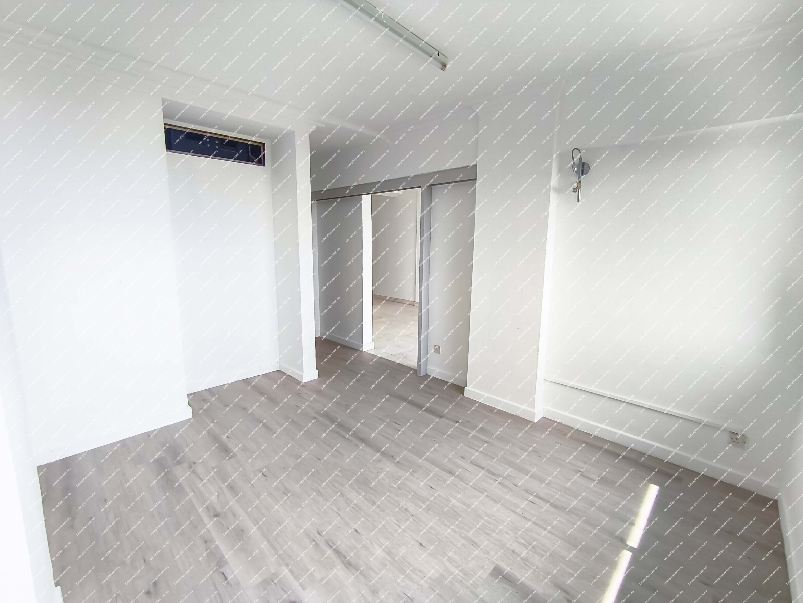 [Vacant and Partially furnished Unit] Condominium [10 min to Straits Quay Retail Marina, 10 min to Batu Ferringhi Beach] image 4