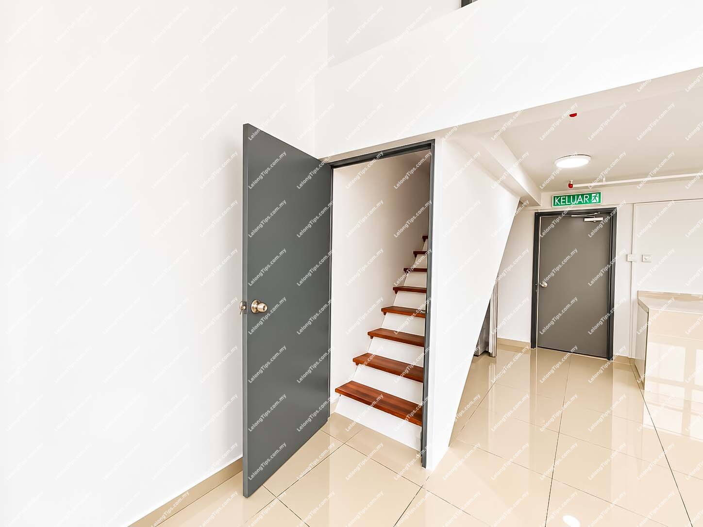 [Walk to LRT3 Subang] Loft Office Unit [Renovated] [Fully Furnished]