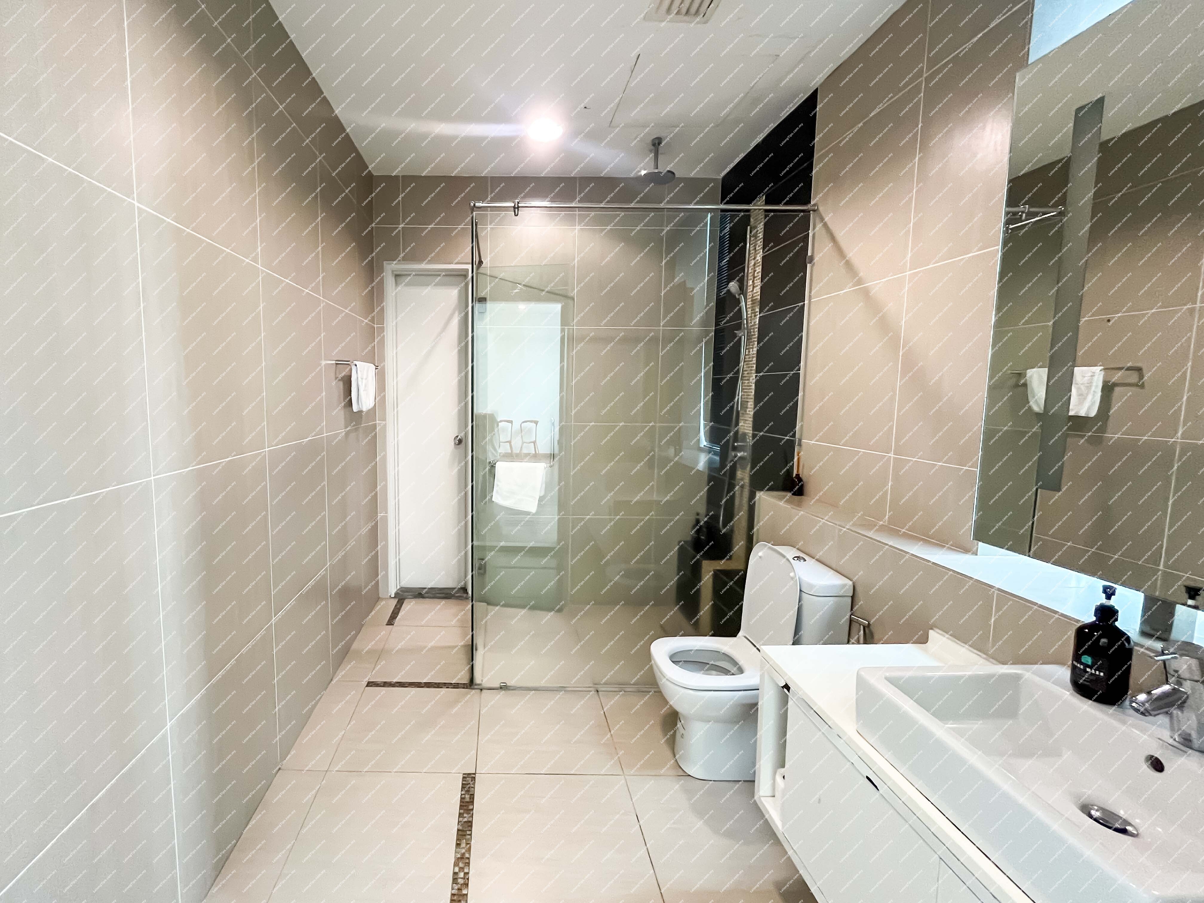 [Up to RM 8,000/Month Rental Yield; Tourists Hot Spot in Bukit Ceylon] Serviced Suite [Low Density High Security | Just 3 mins walk to Changkat]