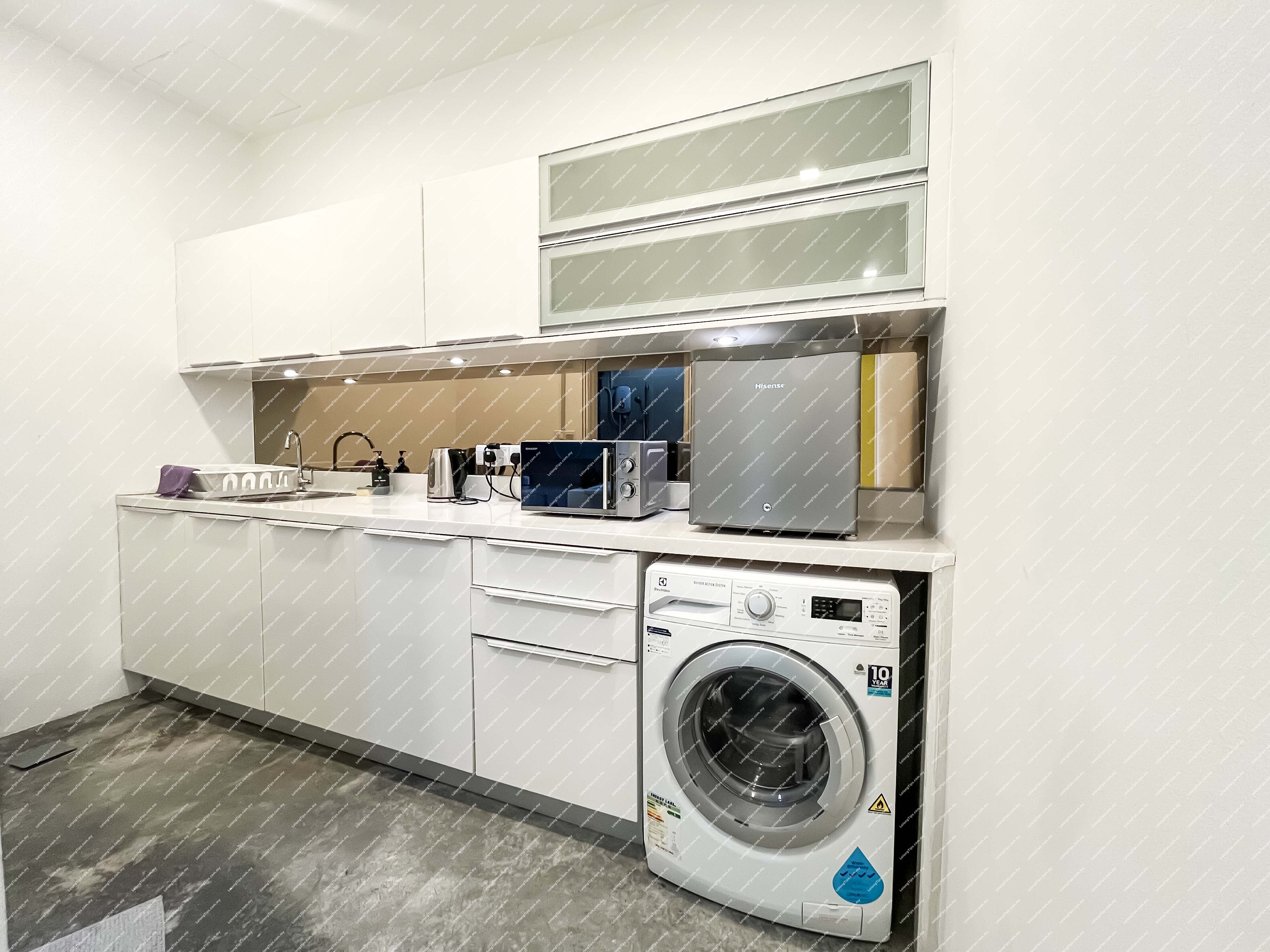 [Up to RM 8,000/Month Rental Yield; Tourists Hot Spot in Bukit Ceylon] Serviced Suite [Low Density High Security | Just 3 mins walk to Changkat]