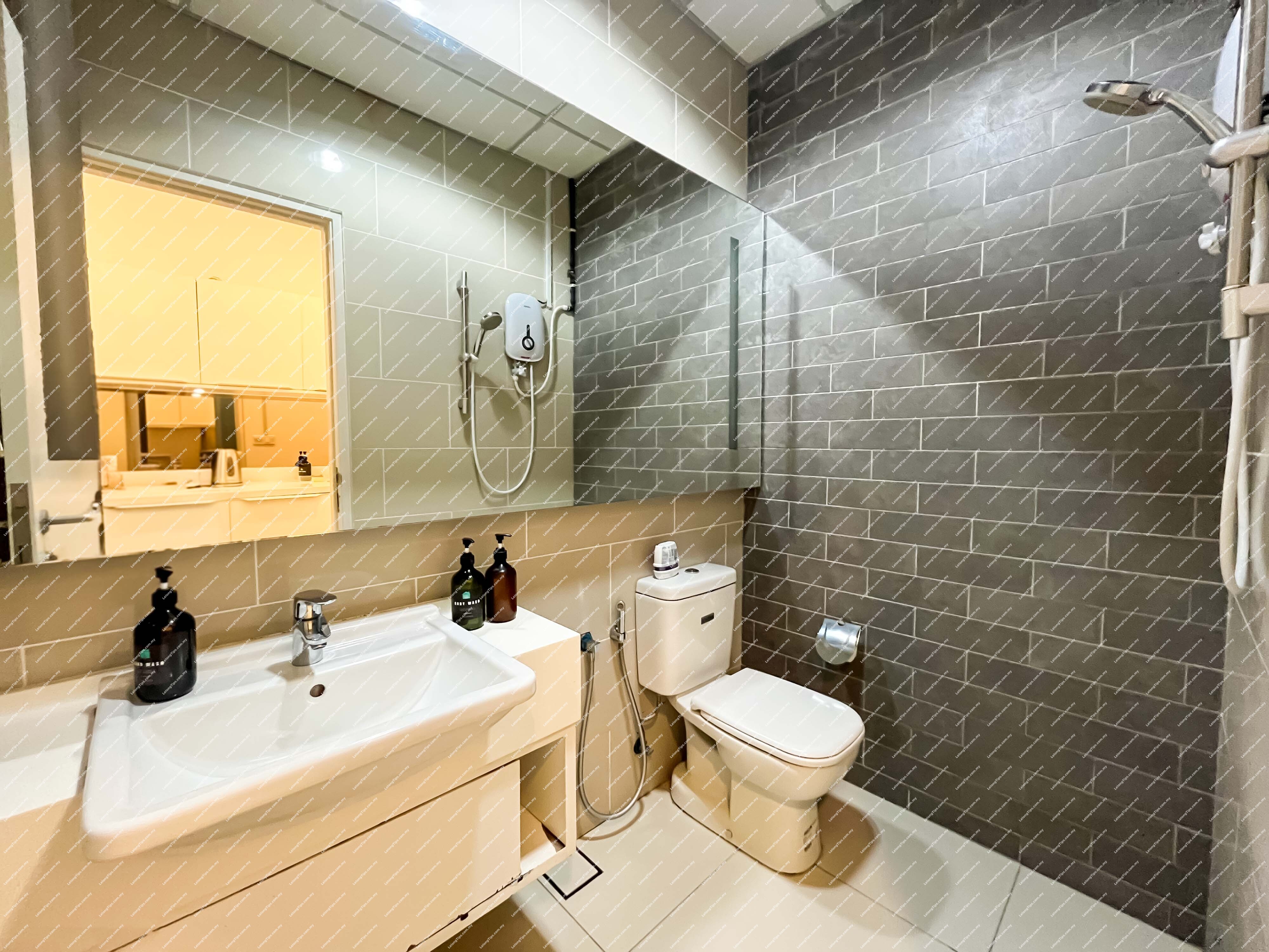 [Up to RM 8,000/Month Rental Yield; Tourists Hot Spot in Bukit Ceylon] Serviced Suite [Low Density High Security | Just 3 mins walk to Changkat]